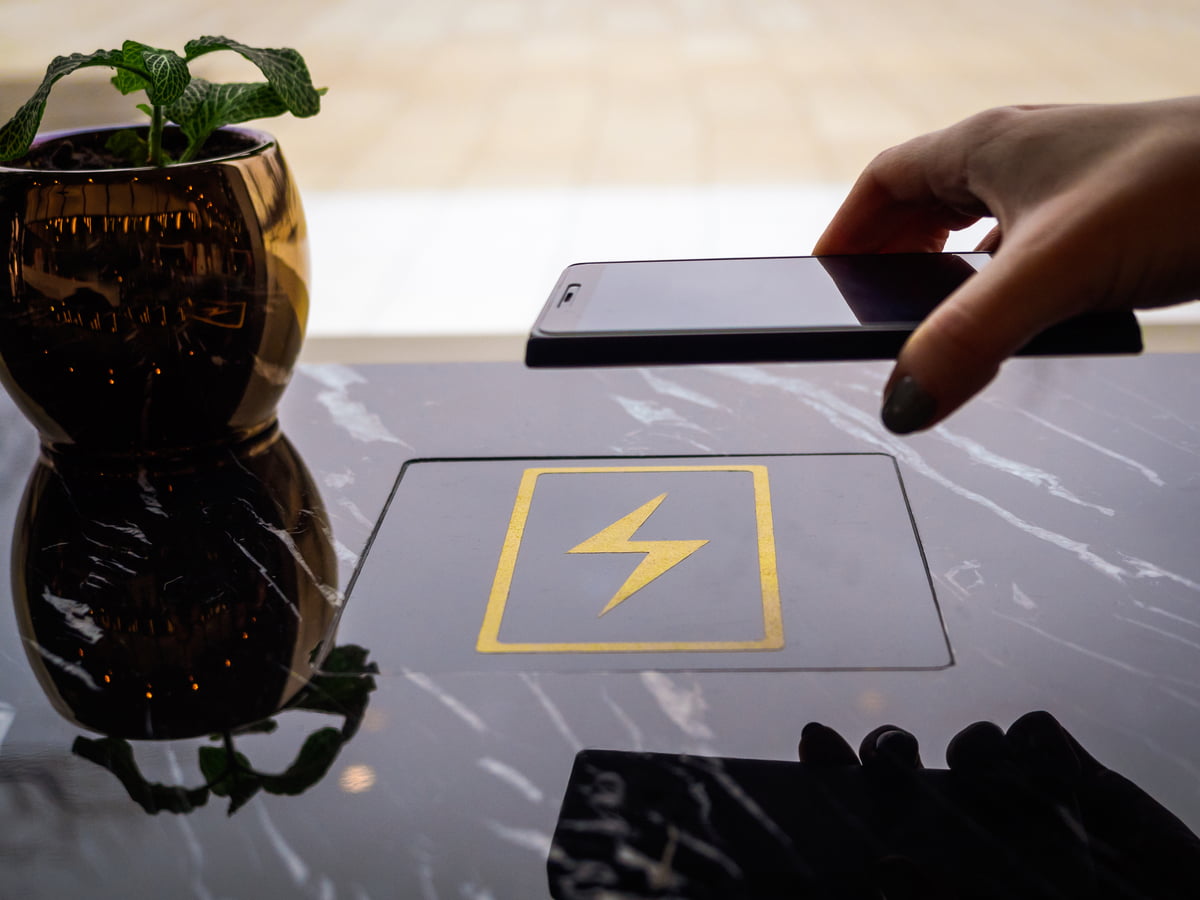 Marble vs Quartz: Wireless Charging Installation Comparison